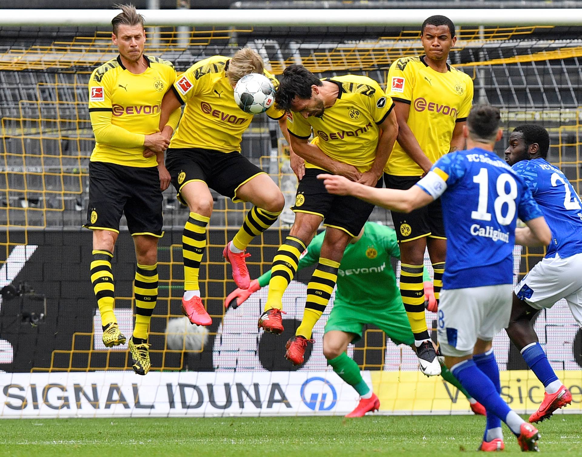 Bundesliga - Borussia Dortmund v Schalke 04