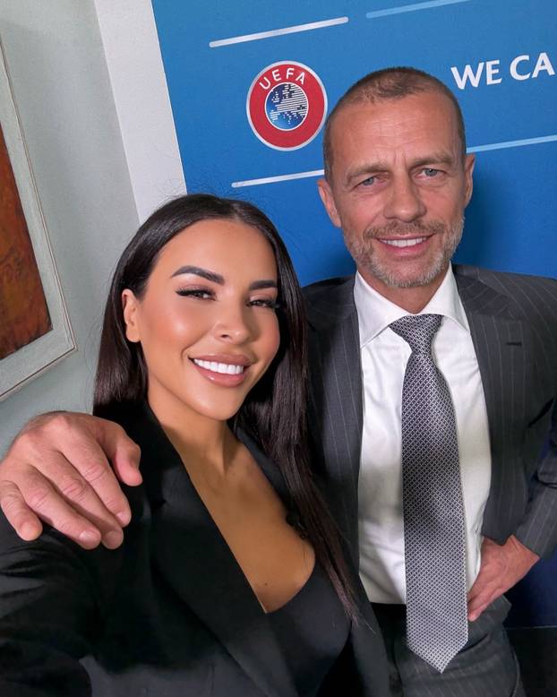 FOTO Tko je bujna TV voditeljica koja se fotkala gola? Šuškalo se da je imala aferu s legendom