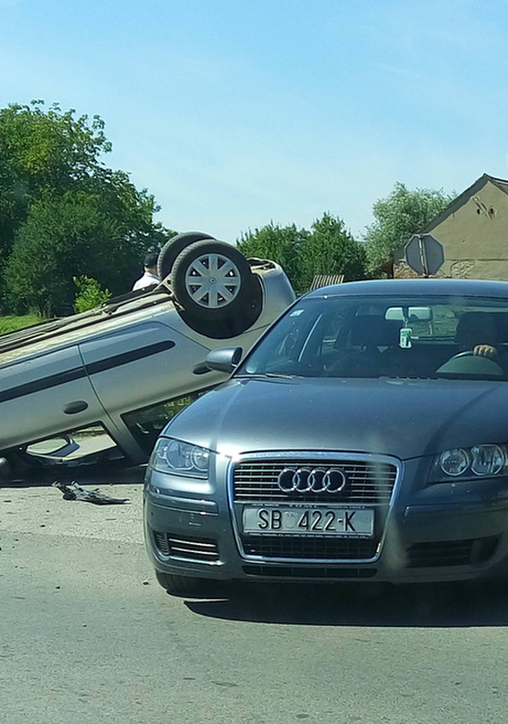 Renault udario u ogradu pa se zarotirao i prevrnuo na krov