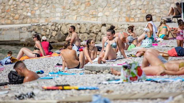 Dubrovnik: Plaža u uvali Lapad prepuna turista