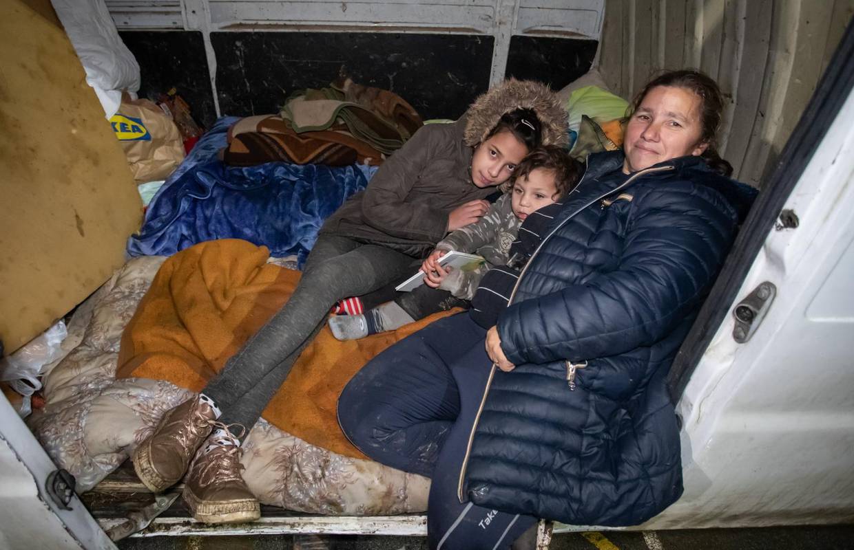 'Imam osmero djece i spavamo u kombiju. Mališan mi plače čim vidi kuću koja je napukla'