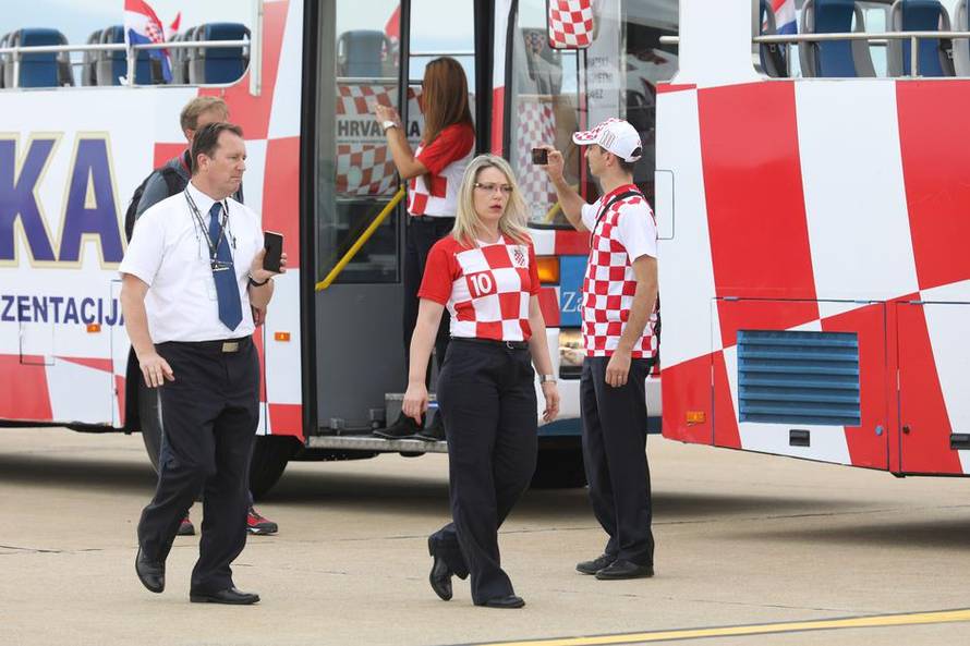 FOTO Kao i 2018.: Nikolina je ponovno sjela za volan busa i vozila brončane Vatrene do Trga