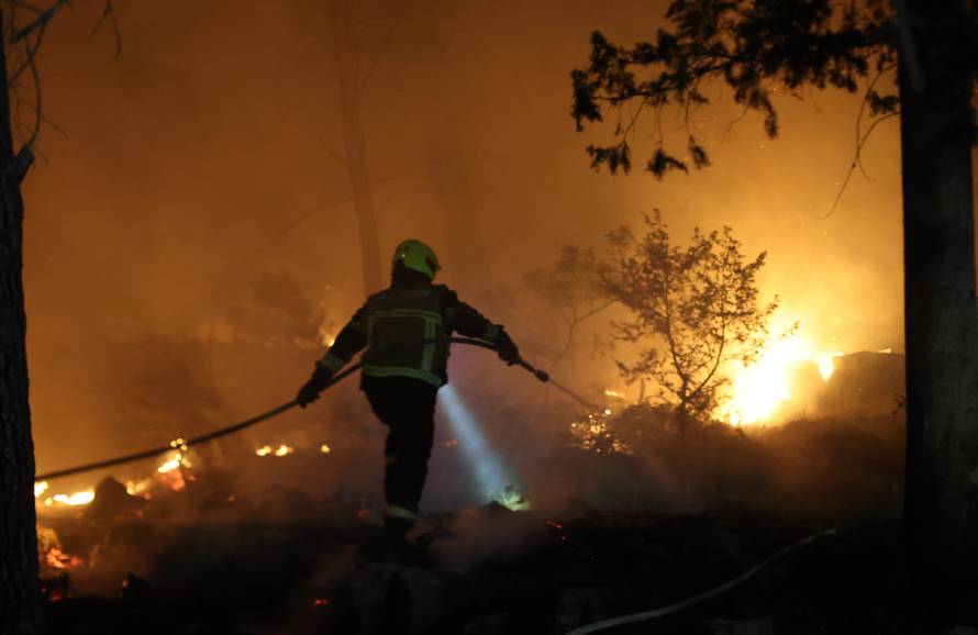 Brač:Još jedna neprospavana noć za gasitelje.