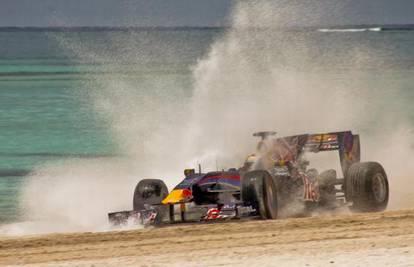 Projurio je plažom sa 180 km/h u bolidu Formule 1!