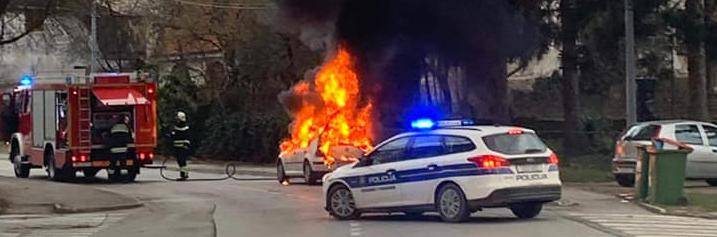 U Sisku se automobil zapalio u vožnji: Vozač izašao na vrijeme