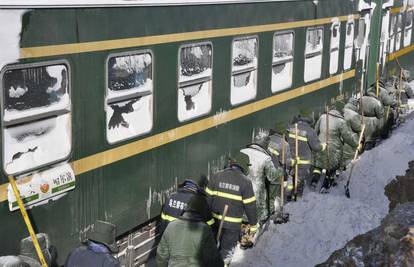 Mongolija: Vlak zarobljen ispod dva metra snijega