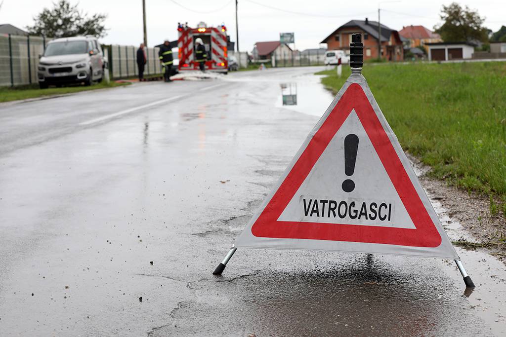 FOTO Kritično u okolici Ivanca: 'Jadna sam, malo nedostaje da voda uđe u kuću. Katastrofa...'