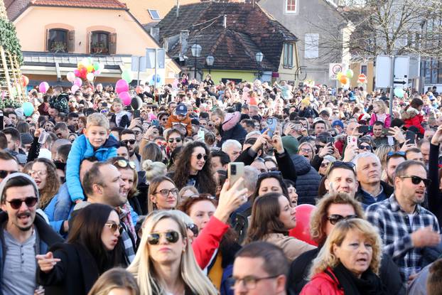 Veseli doček  Nove Godine u podne na trgu u Samoboru 