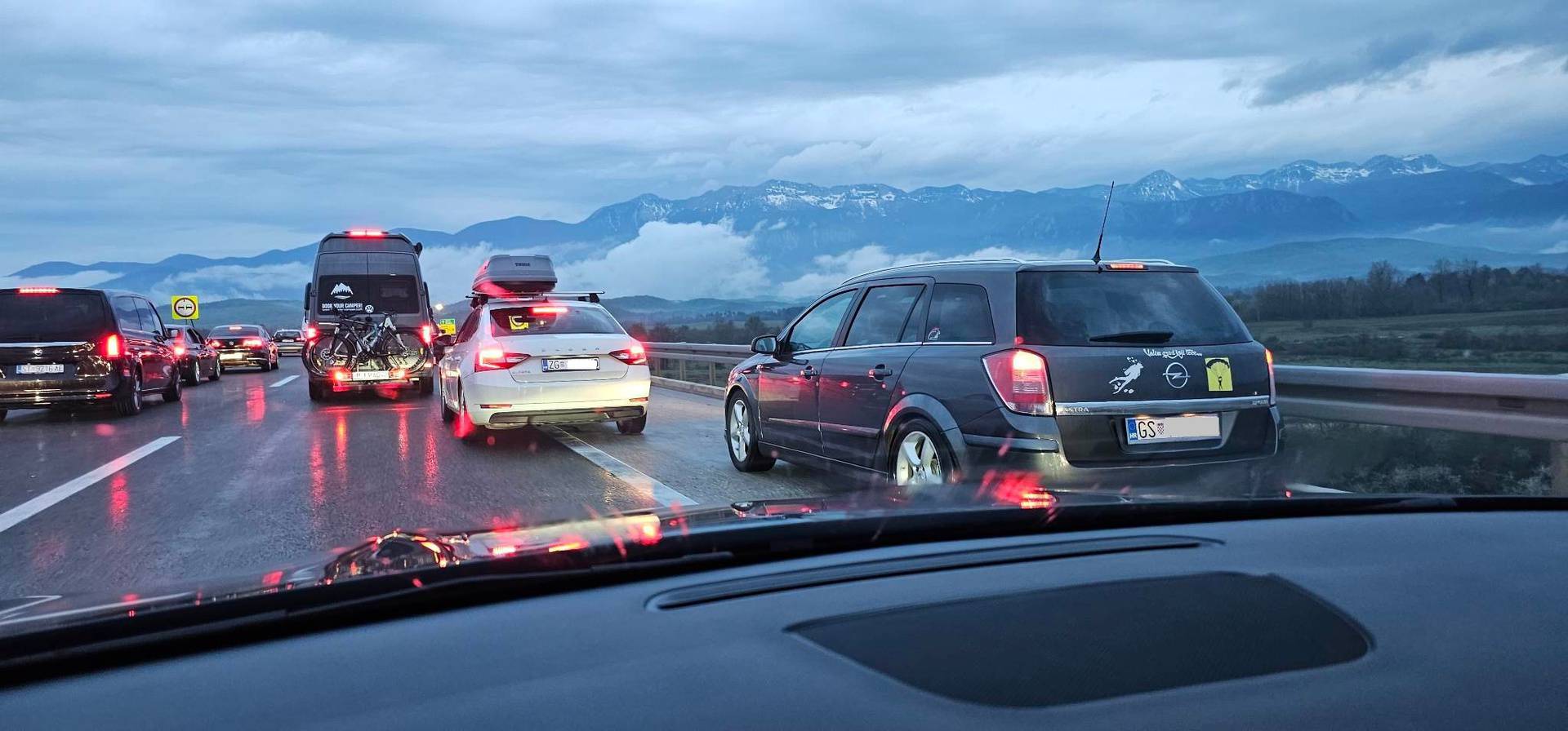 Na A1 želi zaobići kolonu preko zaustavne, a Škoda ga blokira: 'I  ja to radim takvim budalama'