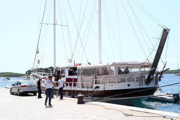 Hvar: Policijski o?evid na brodu Atlantia na kojem su se otrovali Talijani