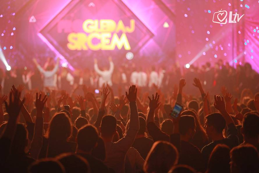 Koncert 'Pogledaj srcem' je u Ciboni oduševio tisuće vjernika