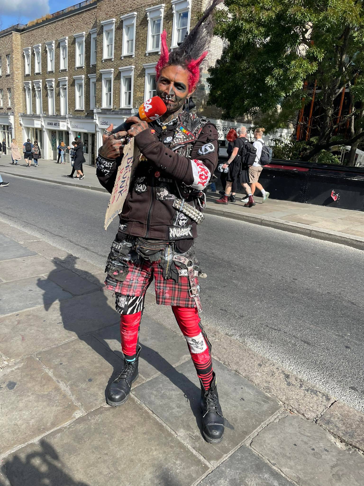 Zombie Punk iz Londona: 'Neke nije briga što je kraljica umrla'