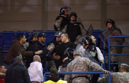 Srpski navijači pokušali doći do Hrvata, policija ih zaustavila