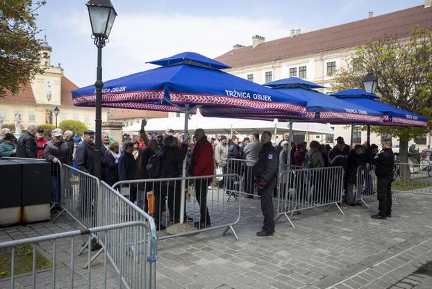 Osijek: Tradicionalna podjela blagdanskog fiš paprikaša na Trgu Svetog Trojstva