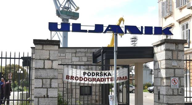 Pula: Na ulaznoj porti postavljen transparent s pozivom na Å¡trajk glaÄu