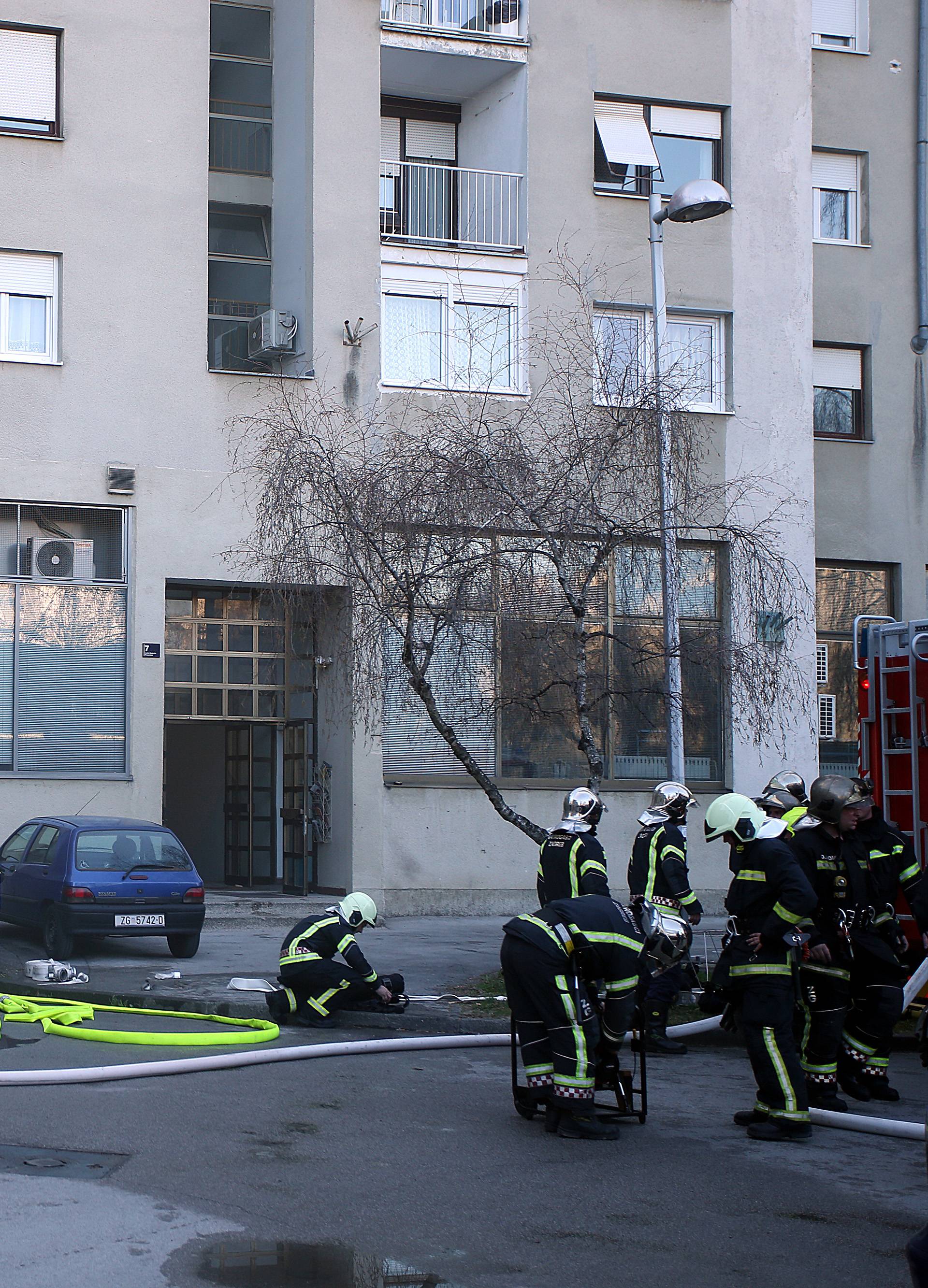 Zapalila se garaža u Zagrebu zbog postavljanja hidroizolacije