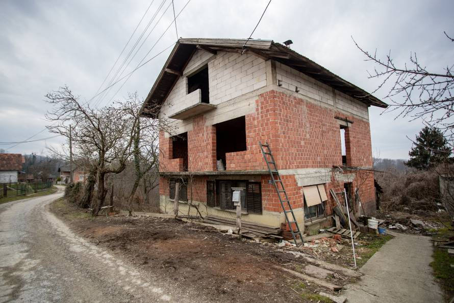 I tata i sin ostali bez obje noge: 'Trebaju nam novi krov i kolica'