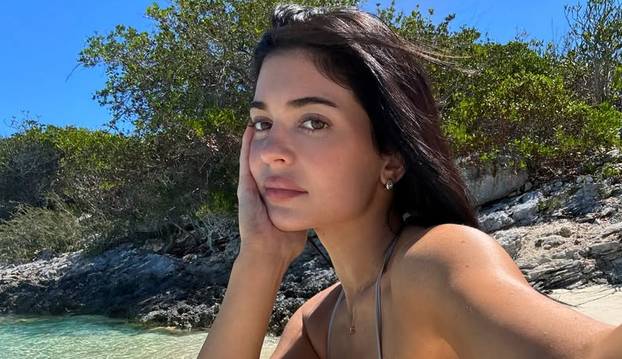 FOTO Njoj nije hladno! Tangice, pijesak i oskudni bikini: Ovako odmara izazovna Kylie Jenner