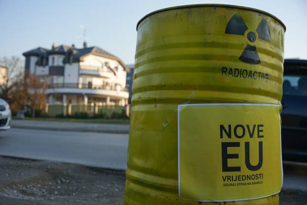 Bačve s oznakom radioaktivnosti kao "dobrodošlica" Andreju Plenkoviću u Banja Luci
