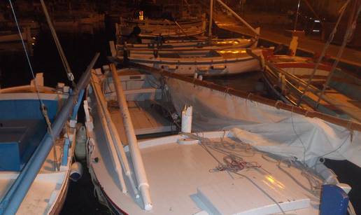 Na Murteru jak vjetar bacao stolce, stabla, padao je i led