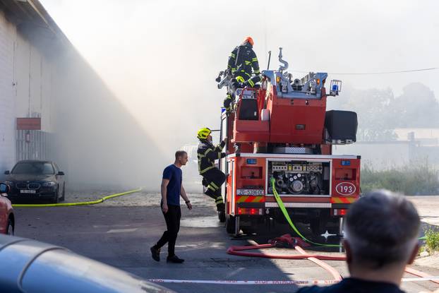Pula: Veliki požar u Šijanu, došlo je do požara skladišta, širi se gusti dim
