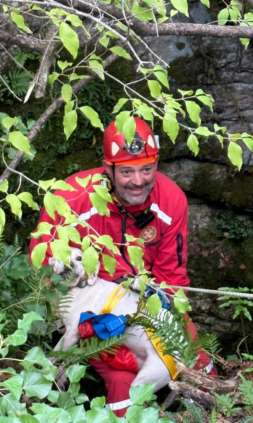 Nestašni pas upao je u jamu, spasio ga HGSS: 'Preplašio se'