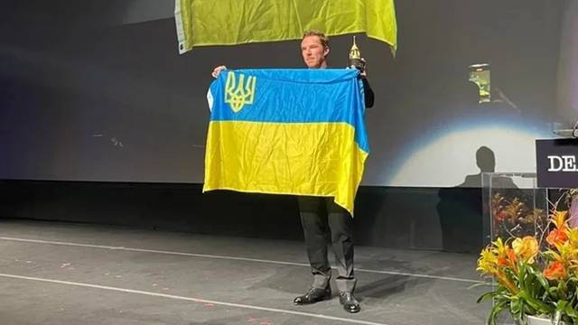 Sherlock na dodjeli nagrade podigao ukrajinsku zastavu