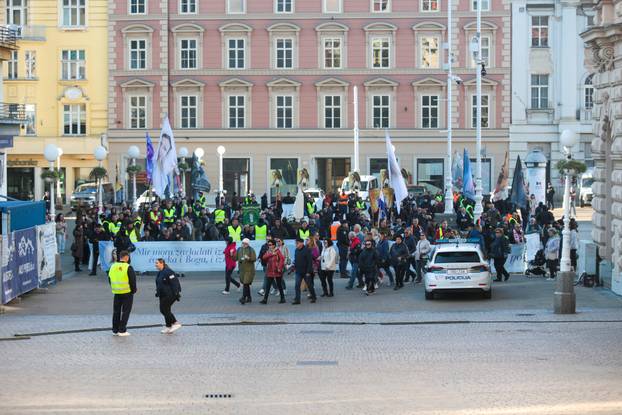 Zagreb: Molitelji krunice na Trgu bana Jelačića