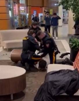 Snimka podigla prašinu: Crnom tinejdžeru stavili lisice, a dečka s kojim se tukao pustili da sjedi