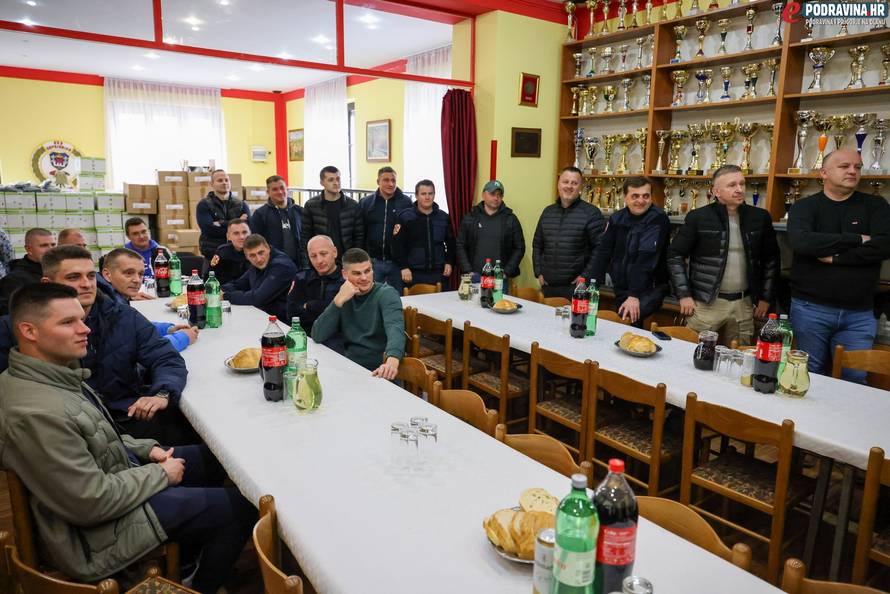 FOTO Vatrogasci iz Koprivnice u mirovinu ispratili svoju tetu Katicu: 'Radila je tu 40 godina'