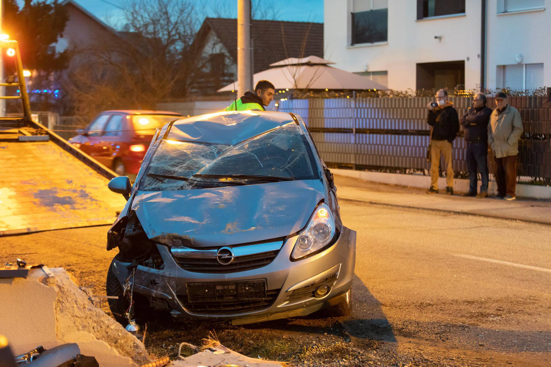 Zagreb: U Svetoj Klari automobilom udario u betonski zid i završio na krovu