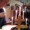 Vjernici u nevjerici: Svećenik se zapalio u online propovijedi!