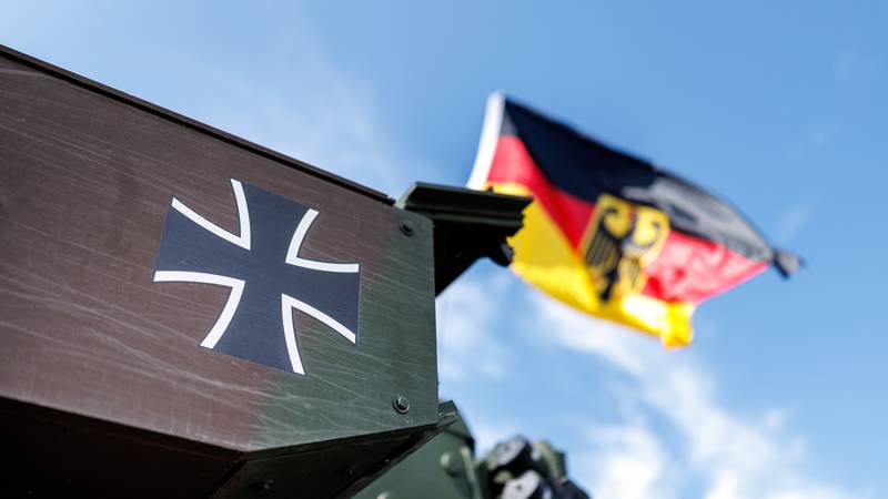 Le 16 odstotkov Nemcev bi se 'nedvomno' borilo za domovino