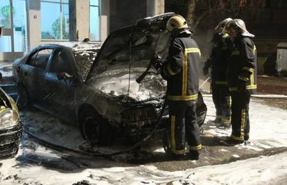 U Zagrebu izgorjela Škoda, a građane su uplašile eksplozije