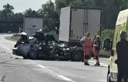 Policija o užasu na A3: BMW-om se zakucao u kamion. On i žena mrtvi na mjestu. Dijete u bolnici