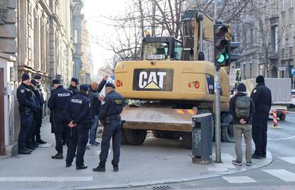 FOTO Gradilište u Zagrebu čuva policija: 'Invalid sam, a ovime  su mi oduzeli parkirno mjesto!'
