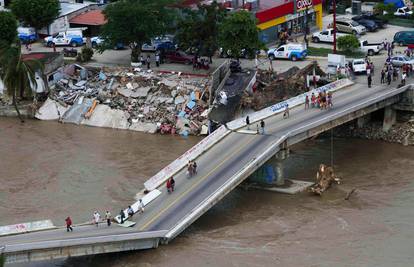 U poplavama u Meksiku više od 100 mrtvih i deseci nestalih