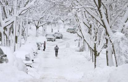 SAD: Najmanje 16 ljudi je poginulo u snježnoj oluji