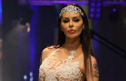 Mokra i puna tetovaža: Nina Morić pozirala gola pod tušem