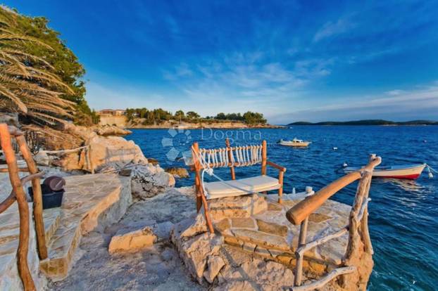 Idila na Hvaru: Kamena kuća sa 'svojom' plažom i privatnim vezom za 3,5 milijuna eura