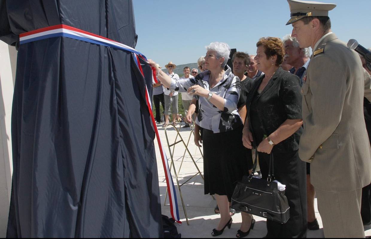 Spomenik braniteljima otkrila Kosor, Karamarko nije došao