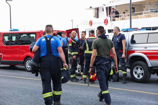 Vatrogasci cijelu noć gasili požar kod Omiša
