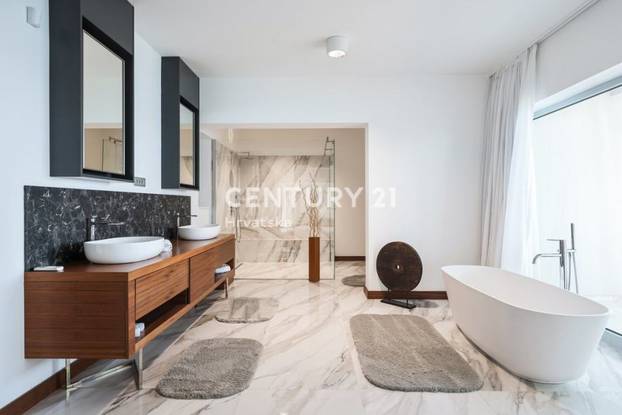 FOTO Vila na Dugom otoku je prvi red do mora i ima bazen! Pogodite za koliko se prodaje