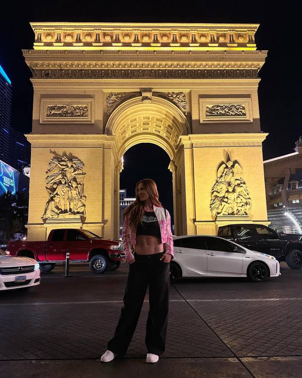 FOTO Ona može sve! Bacala je kuglu pa postala 'kraljca leda', a sjajnom figurom golica maštu