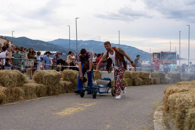 Senj: Održana 1. Senjska maškarana utrka 'Gravity race Senj 2025' podno tvrđave Nehaj
