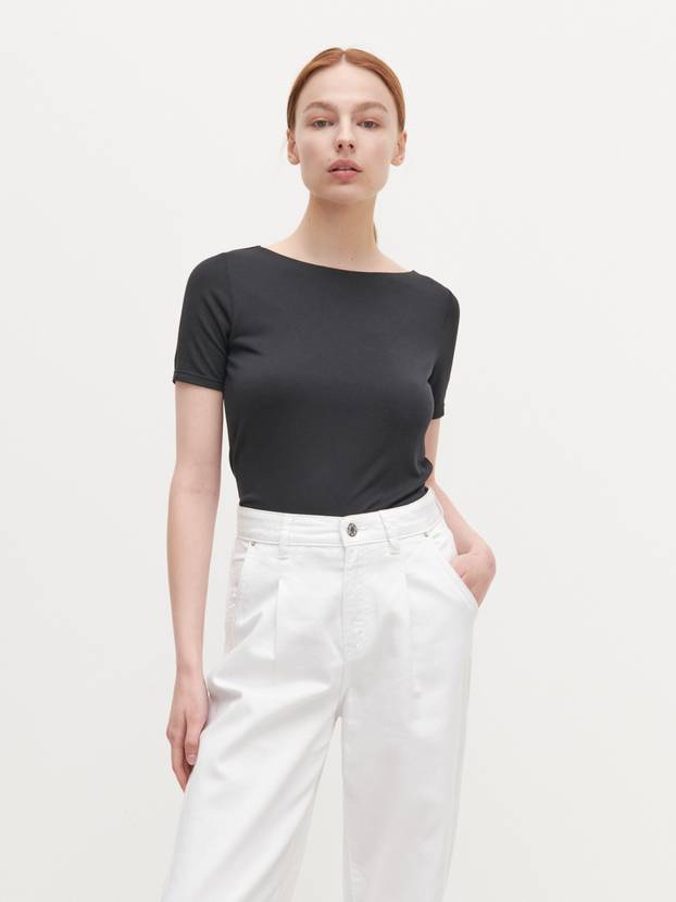 Važno ju je imati: Klasična crna majica u 10 bazičnih varijanti