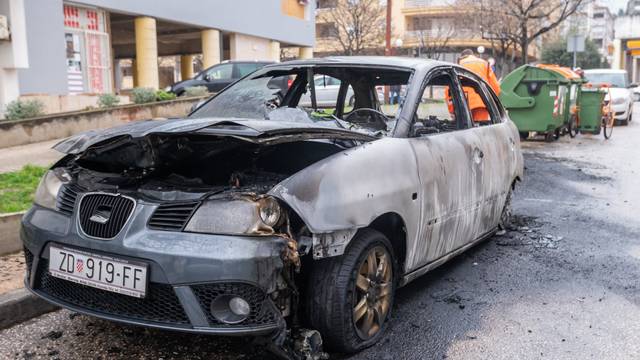 Zadar: Vatra zapaljenog otpada proširila se na automobile