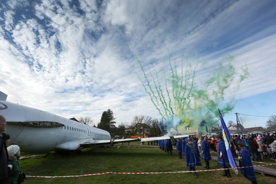 Doček u party avionu: Uz ples i vatromet  'uletjeli' su u Novu...