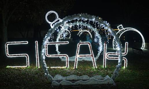 Božićni ukrasi pretvorili su Sisak u pravu blagdansku bajku