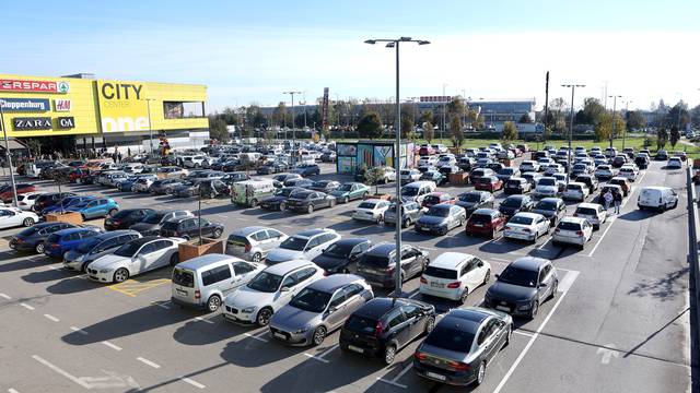 Zagreb: Velike gužve ispred trgovačkog centra City Center one East povodom crnog petka